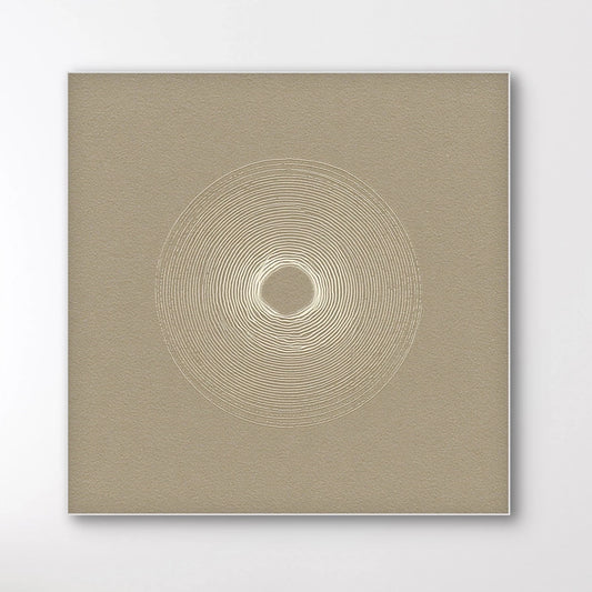 Detail van Zandcirkel met fijne concentrische lijnen op een zandkleurige achtergrond.