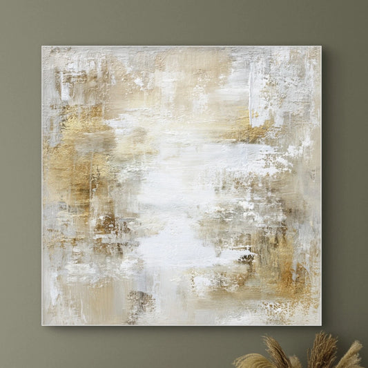 Detail van penseelstreken in goud, beige en wit met zachte textuur