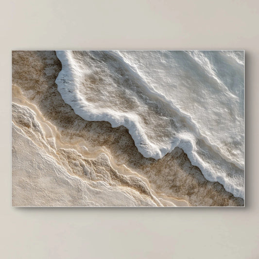 Abstract kunstwerk in wit en beige tinten boven een minimalistisch bureau met houten stoel