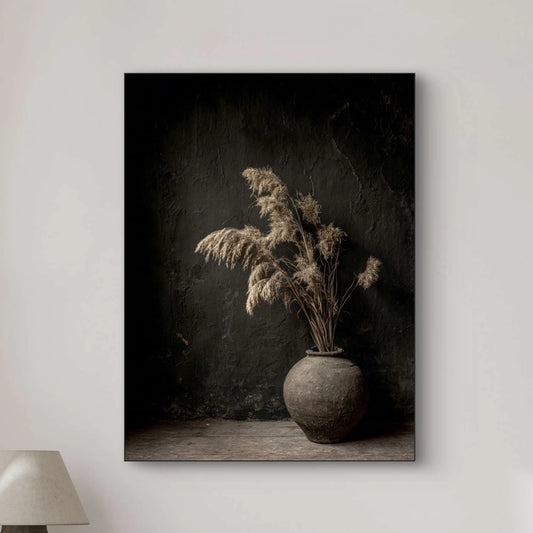 Detailopname van kunstwerk Zielenvaas met verweerde kruik en pluimen in warme tinten