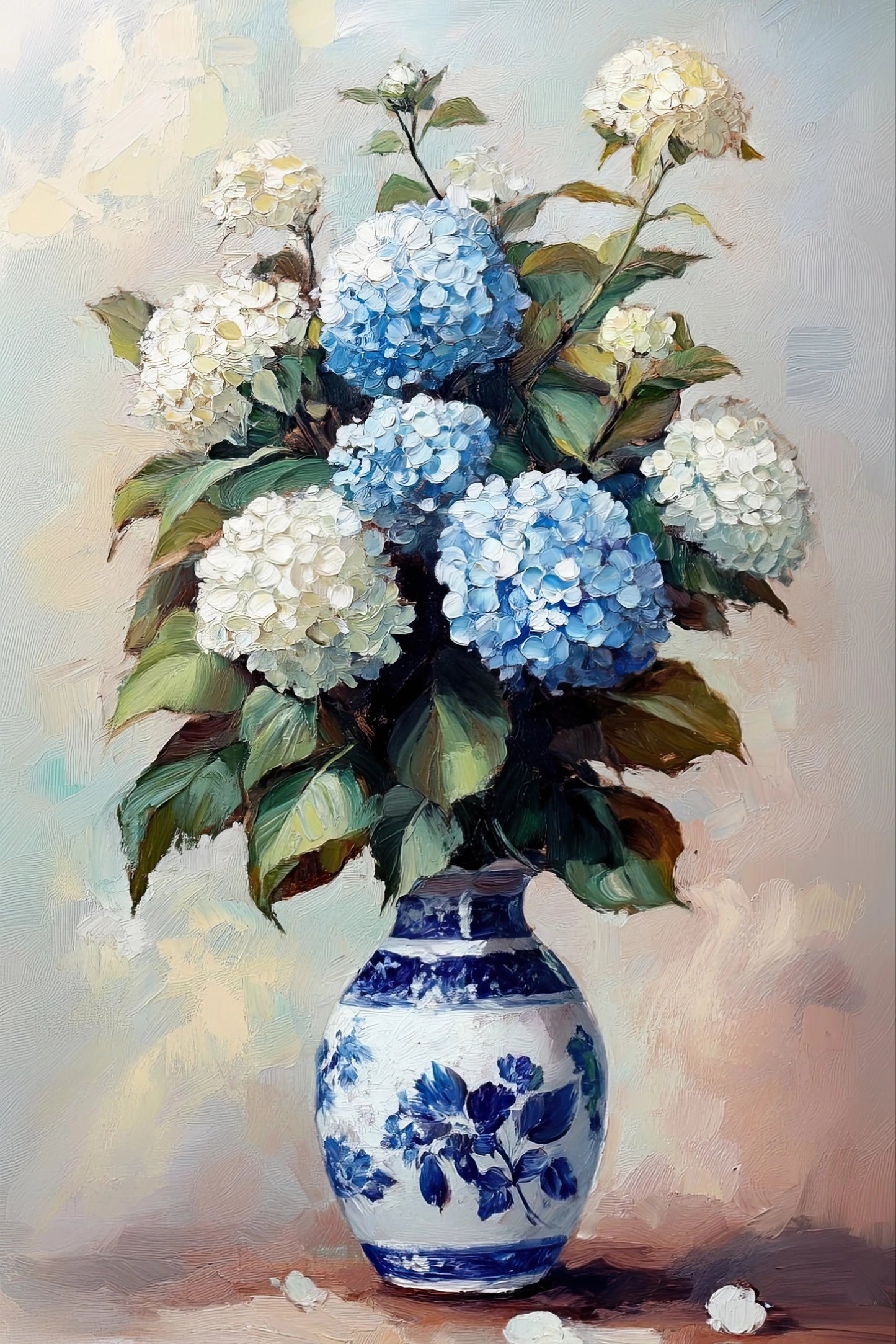 Detail van blauwe en witte hortensia’s in een porseleinen vaas in het kunstwerk “Zomerporselein”