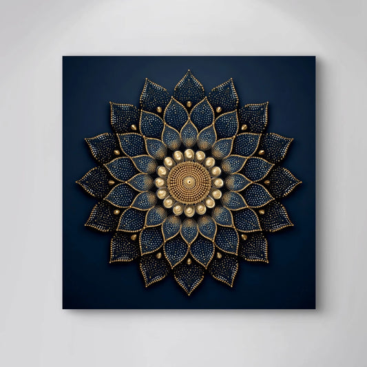 Detail van het kunstwerk Zonnehart met gouden bloemvorm en diepblauwe achtergrond.