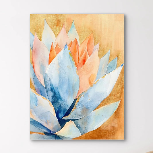 Detail van geschilderde agavebloem met roze, oranje en blauwe tinten op een warme goudgele achtergrond