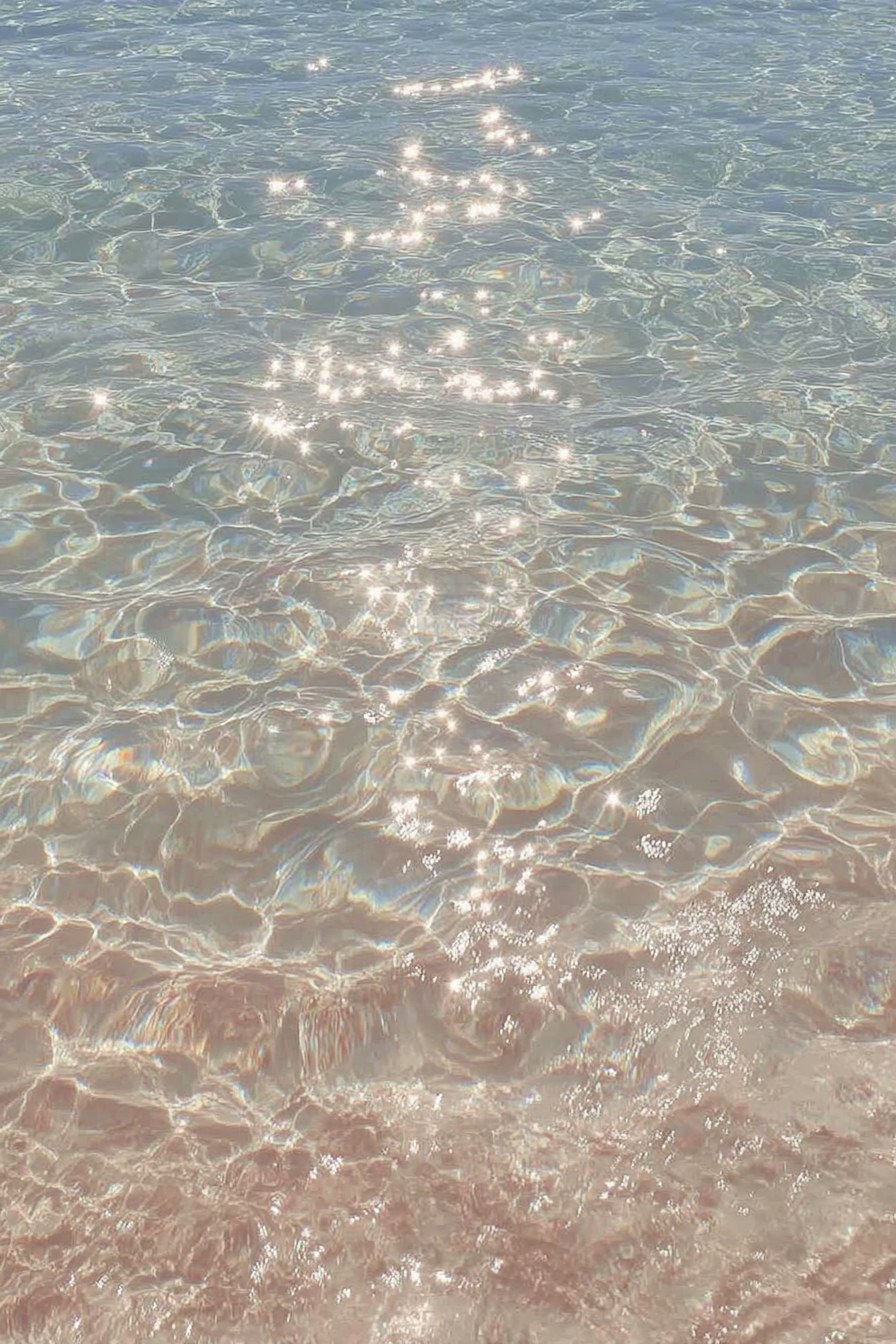 Kunstwerk met zonlicht dat weerkaatst op helder water in tinten van blauw, beige en parel