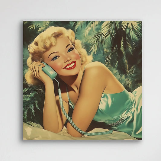 Detail van ZwoeleBlik_Telefoontik met blonde vrouw, glimlach en retro telefoon