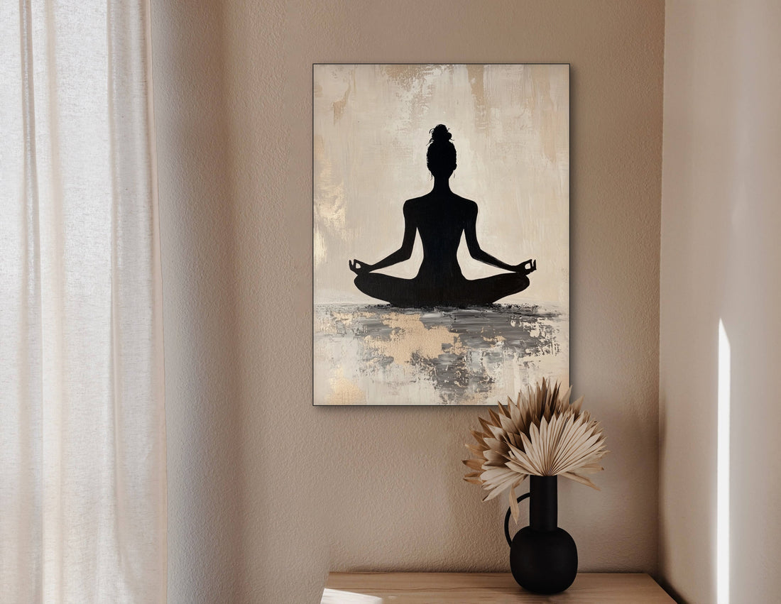 Minimalistische ruimte met beige muur en Artivel textielkunst van zwarte yogasculptuur in lotushouding, gecombineerd met zwart vaasje met gedroogd gras op houten kastje.