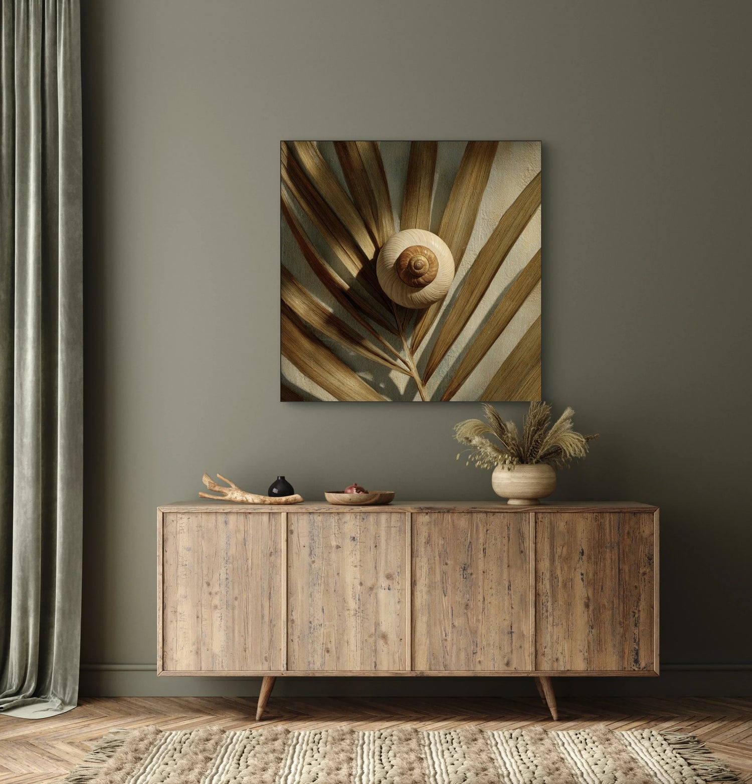 Bohemian wanddecoratie met palmblad en natuurlijke tinten boven houten dressoir, collectie Bohemian met warme en organische kunststijlen.