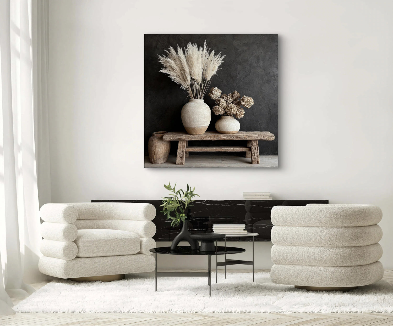 Wanddecoratie met droogbloemen en vazen in aardetinten boven zwarte kast, collectie Bloei & Bijzonders met bloemrijke en serene stillevens.