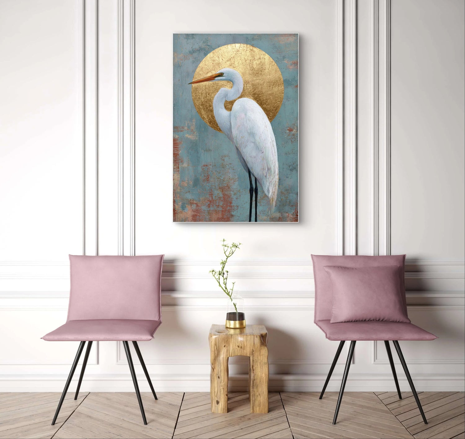 Wanddecoratie met witte reiger en gouden cirkel op blauwe achtergrond tussen roze stoelen, collectie Dieren met Ziel met betekenisvolle dierportretten.