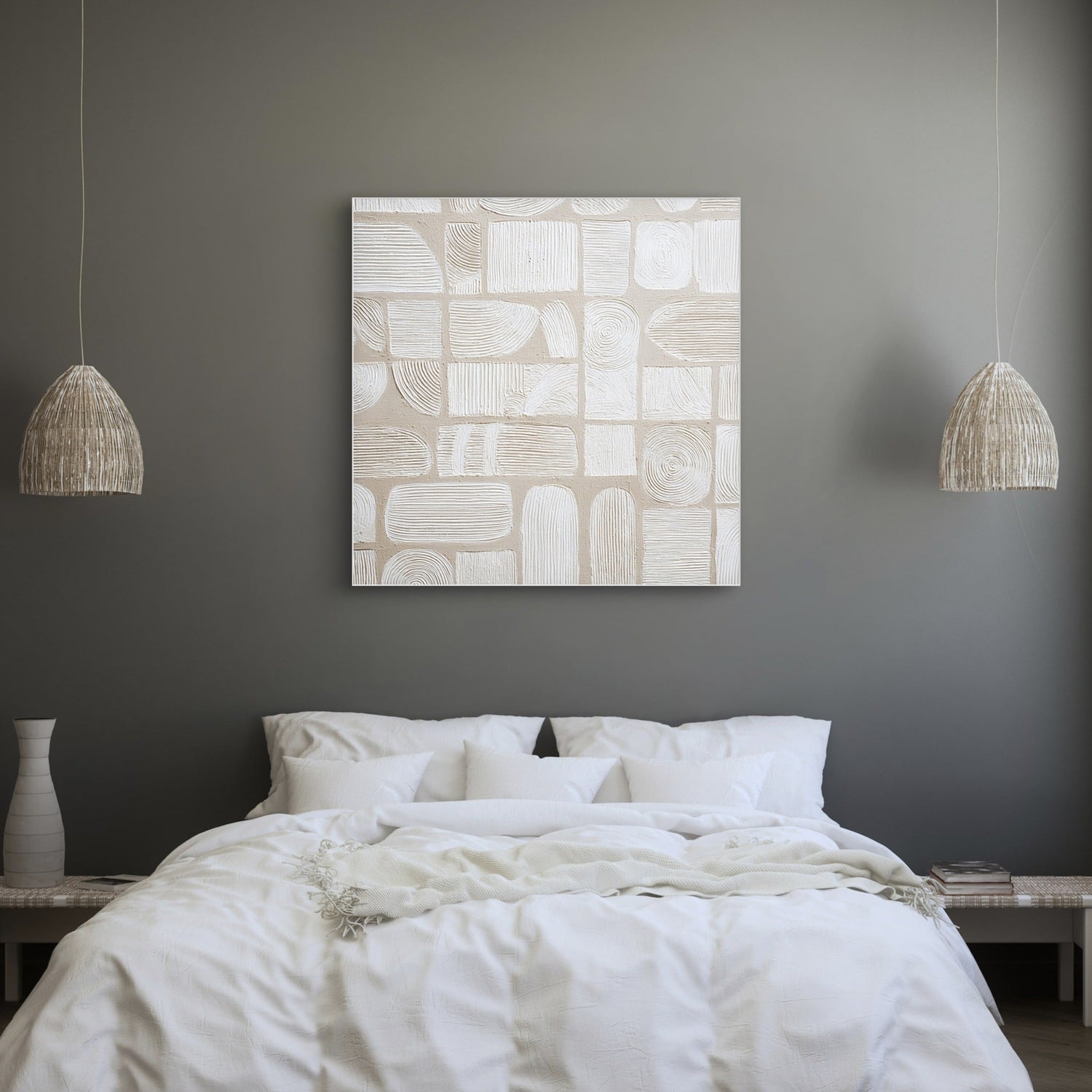 Minimalistische wanddecoratie in beige en wit boven een bed met natuurlijke tinten, sfeerbeeld van de collectie Rust in Beeld.