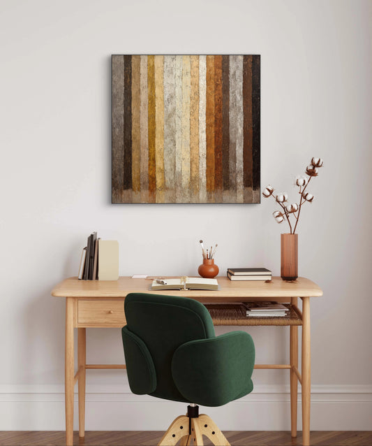 Abstract schilderij Aardecho met bruine en okertinten boven een houten bureau met groene stoel
