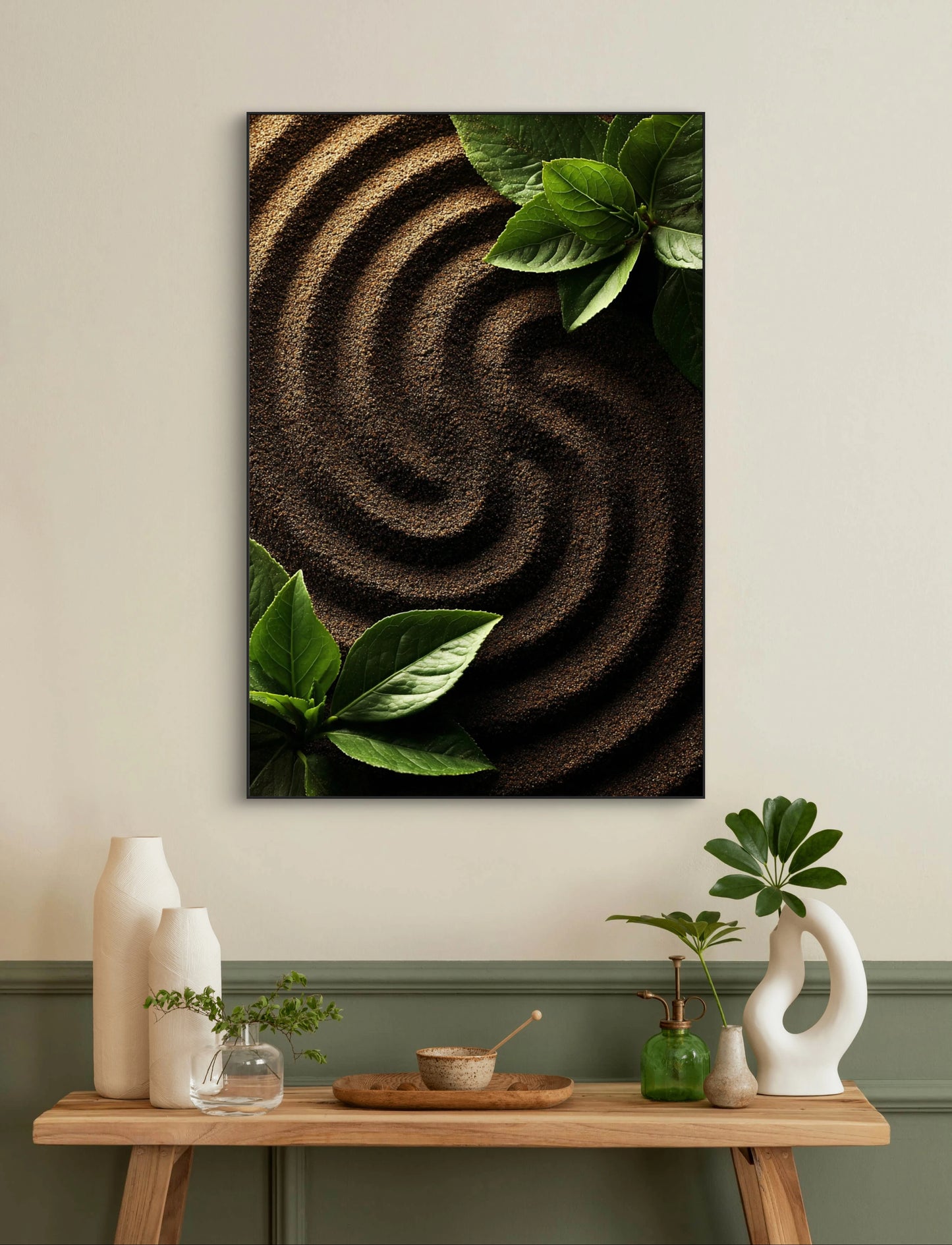 Interieur met wandkunst Aardegroeven, kunstwerk met zandpatronen en groene bladeren
