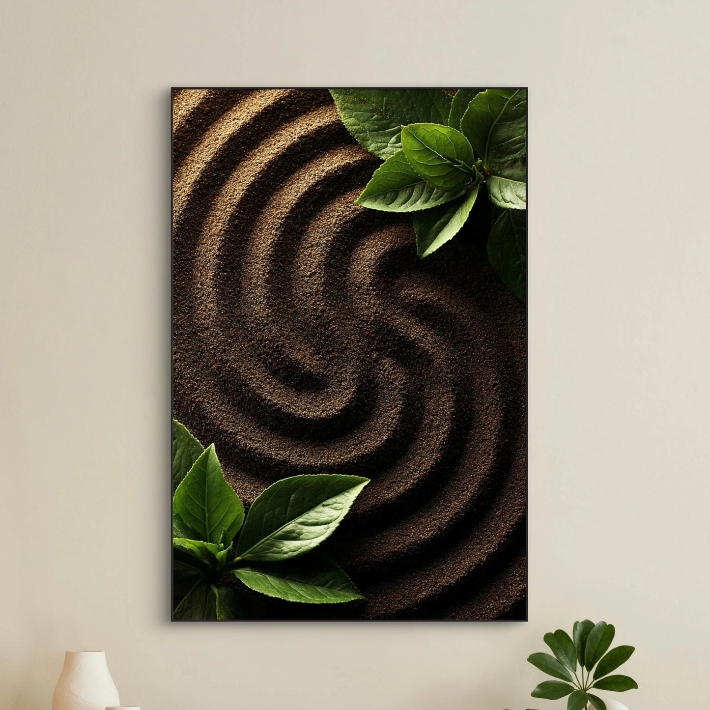 Detail van Aardegroeven, donkere zandgroeven met contrasterend fris groen blad
