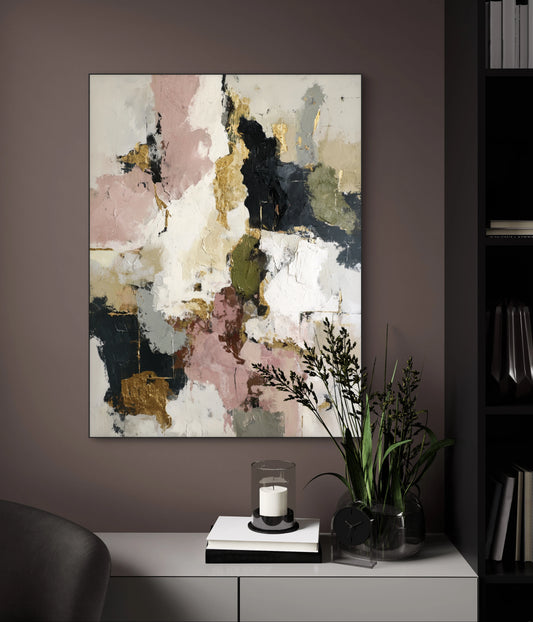 Abstract kunstwerk in oudroze, groen en goud tinten boven dressoir met planten en kaars
