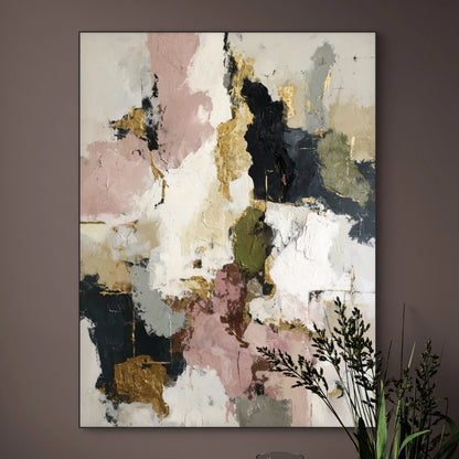 Detail van penseelstreken in roze, groen en goud met rijke textuur en aardse tonen
