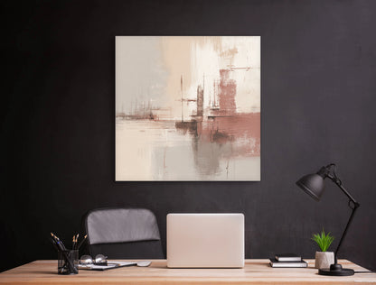 Abstract schilderij in beige en roze tinten boven een houten bureau met laptop en zwarte wandlamp
