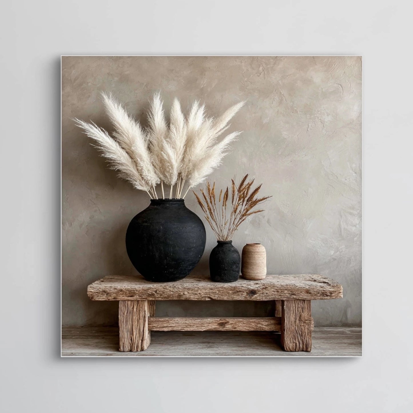 Detail van het kunstwerk Adem van Steen met zwarte vaas en lichte pluimen op houten tafel.
