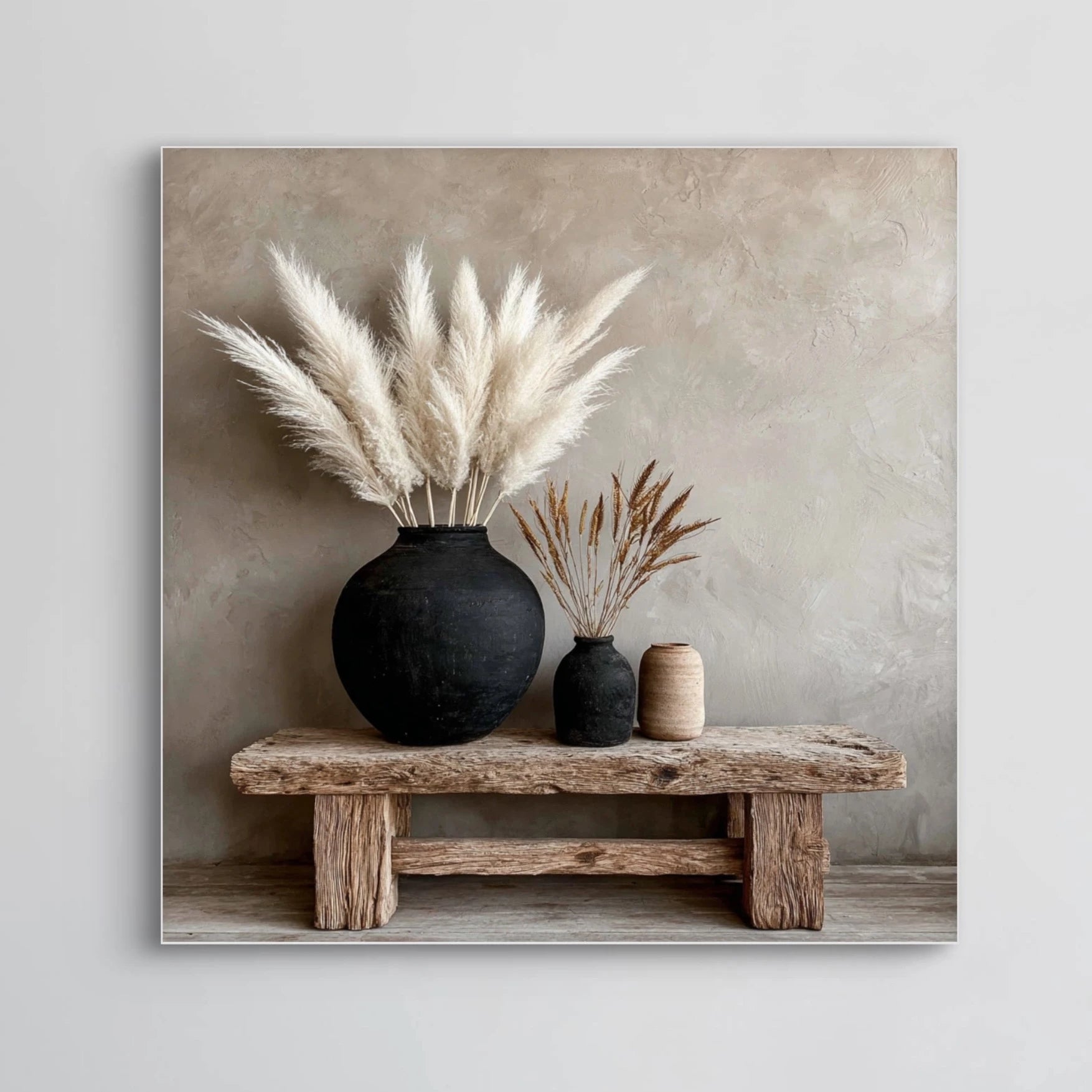 Detail van het kunstwerk Adem van Steen met zwarte vaas en lichte pluimen op houten tafel.
