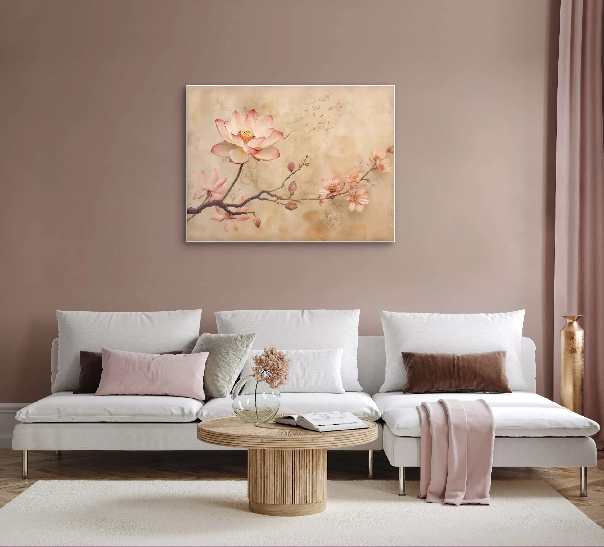 Textielkunstwerk met bloesemtakken in zachte roze en goudtinten, hangend boven witte bank in warmroze interieur
