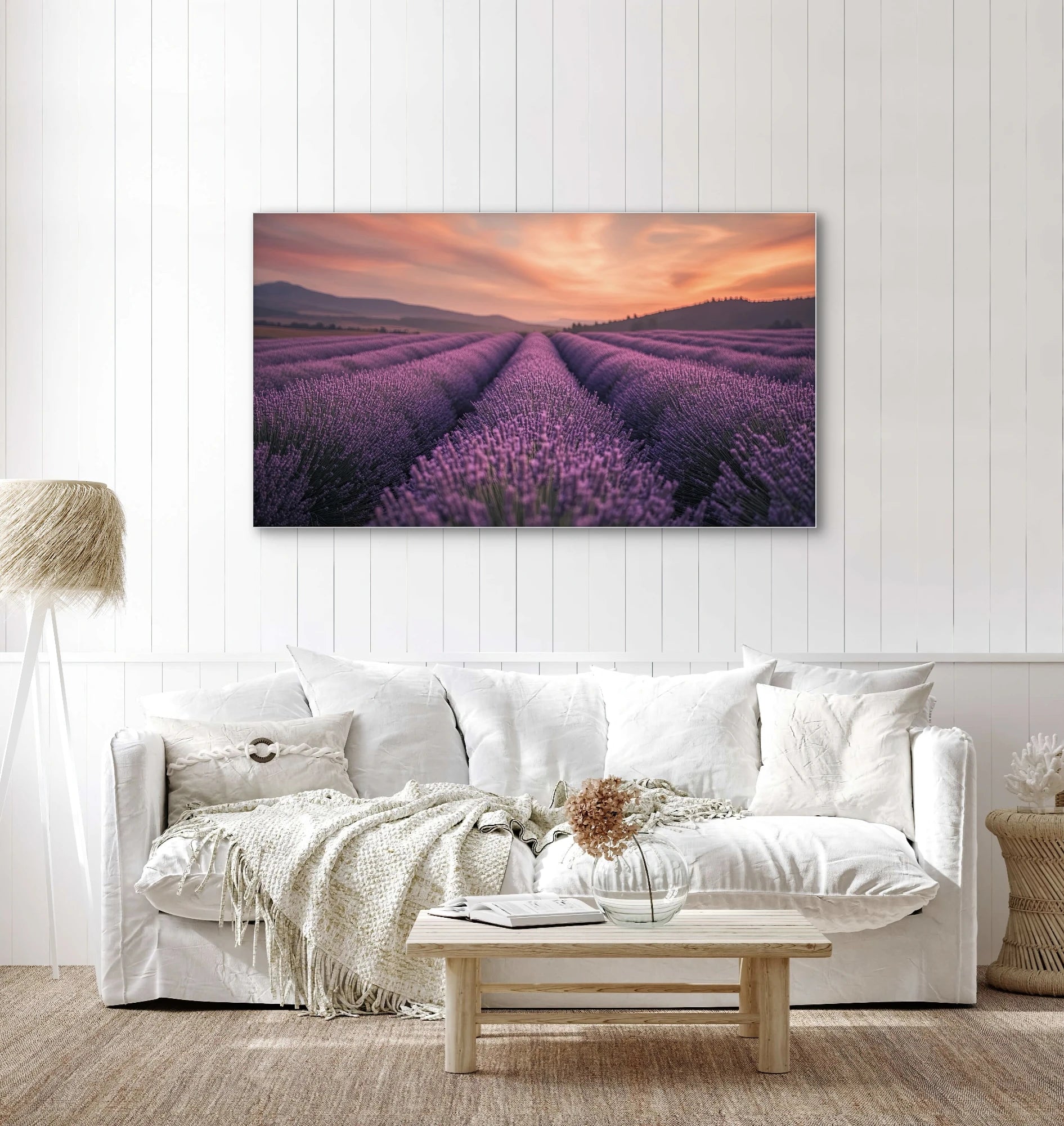 Textielkunstwerk met lavendelvelden bij zonsondergang in paarse tinten, hangend boven witte bank in licht interieur
