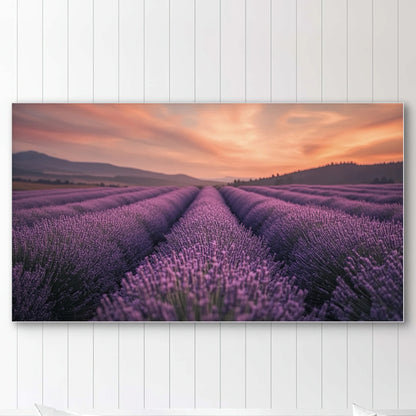 Detail van kunstwerk met lavendel in bloei onder een warme oranje lucht
