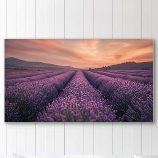 Detail van kunstwerk met lavendel in bloei onder een warme oranje lucht
