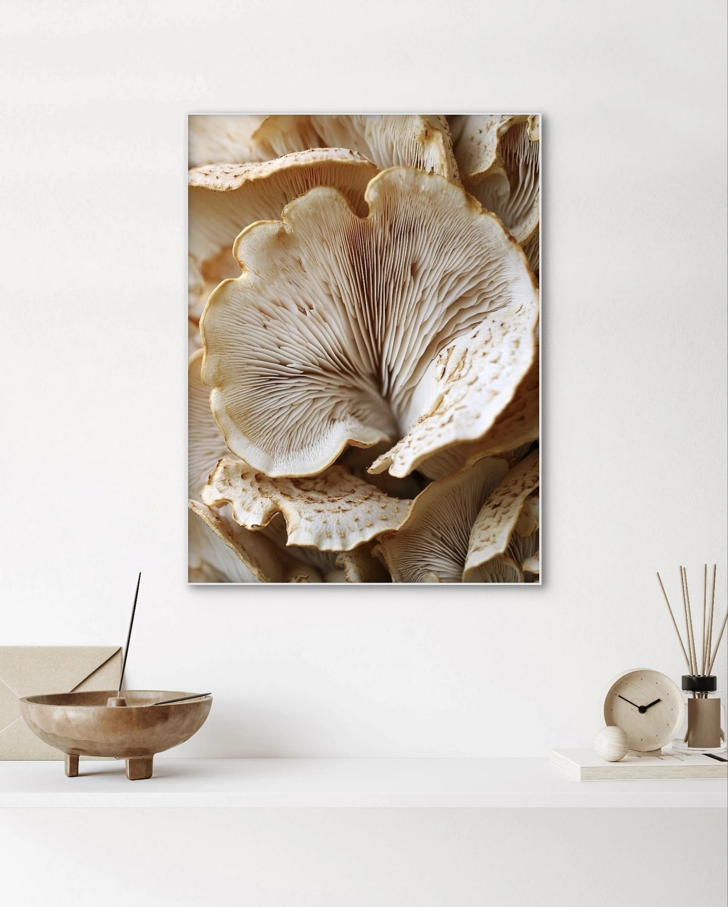 Textielkunstwerk met close-up van paddenstoelen in beige en bruine tinten, hangend boven een minimalistisch wit dressoir
