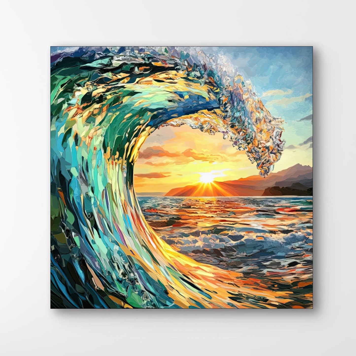 Detail van kunstwerk met abstracte golf in blauw, groen en goud met zonlicht op het water
