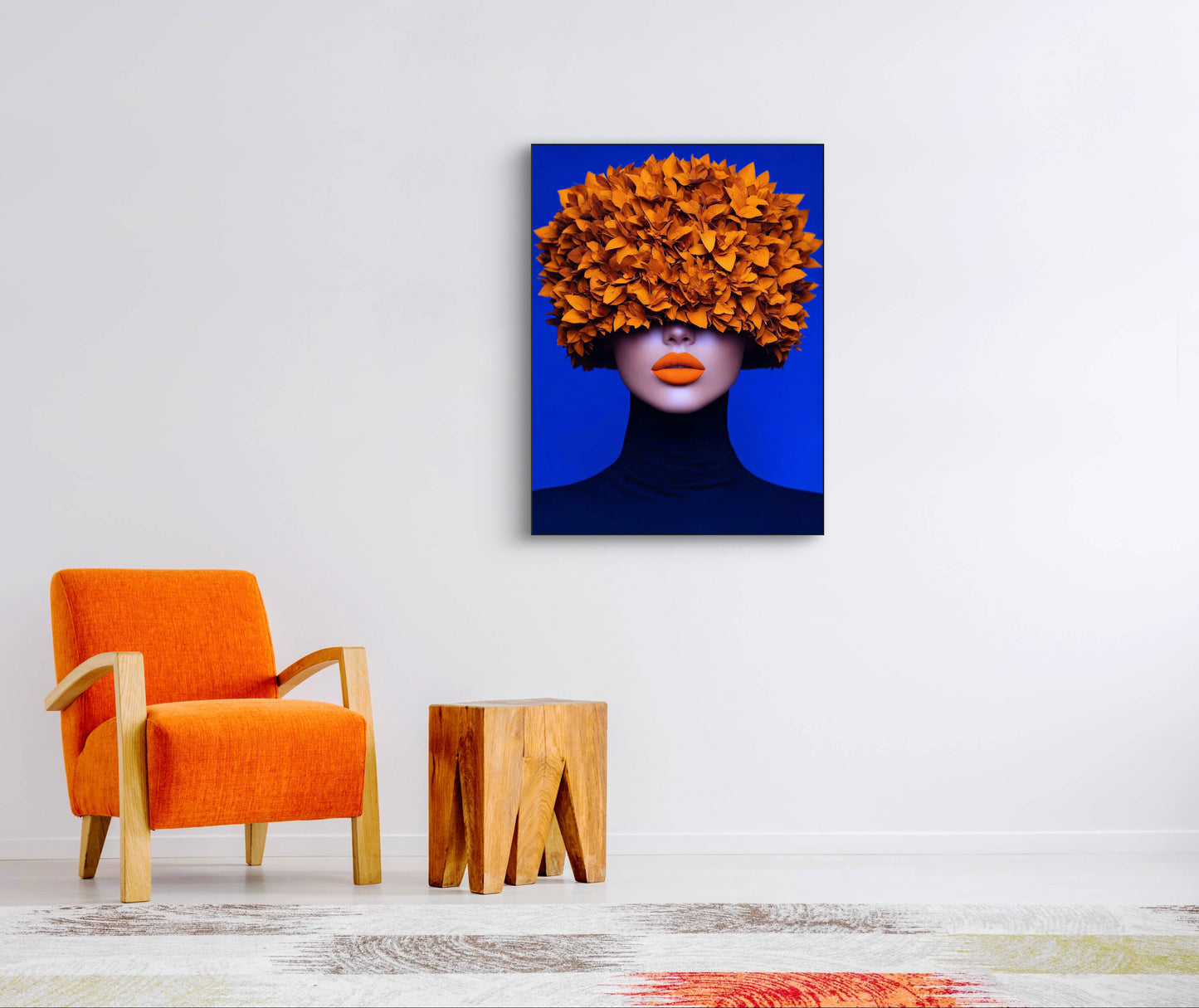 Kunstwerk Amberbloom aan de muur in modern interieur met oranje stoel en houten tafeltje
