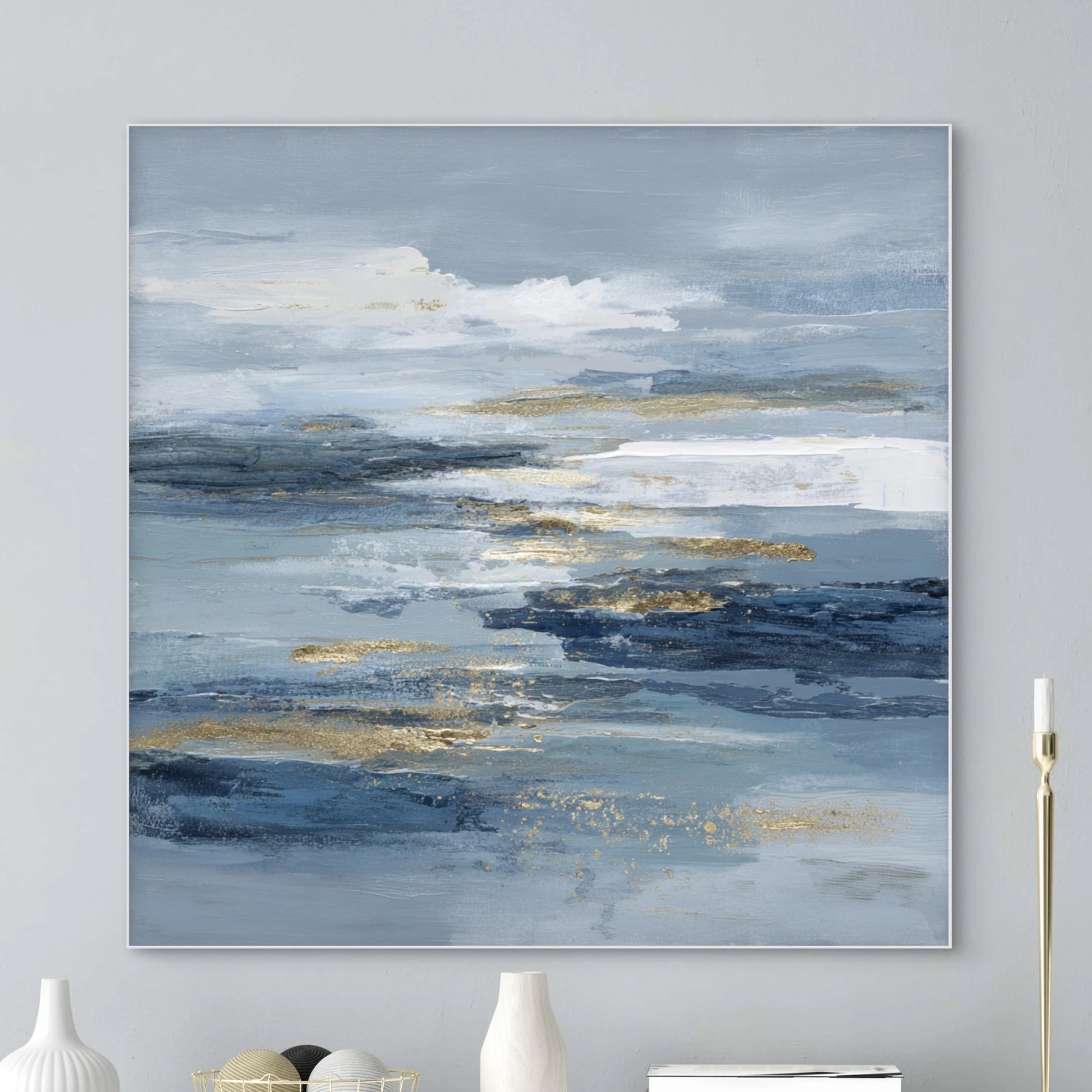 Detailopname van kunstwerk Aurelais met blauwe en gouden penseelstreken die doen denken aan water en licht 
