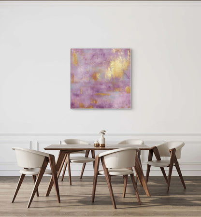 Mock-up van kunstwerk Auryn boven eettafel in modern interieur met houten tafel en witte stoelen 
