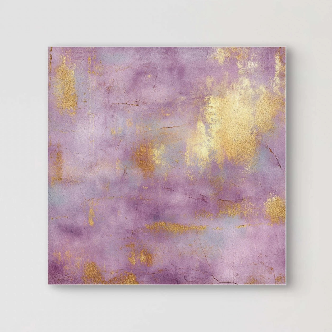 Detailopname van kunstwerk Auryn met lavendel- en goudtinten in zachte, glanzende texturen 
