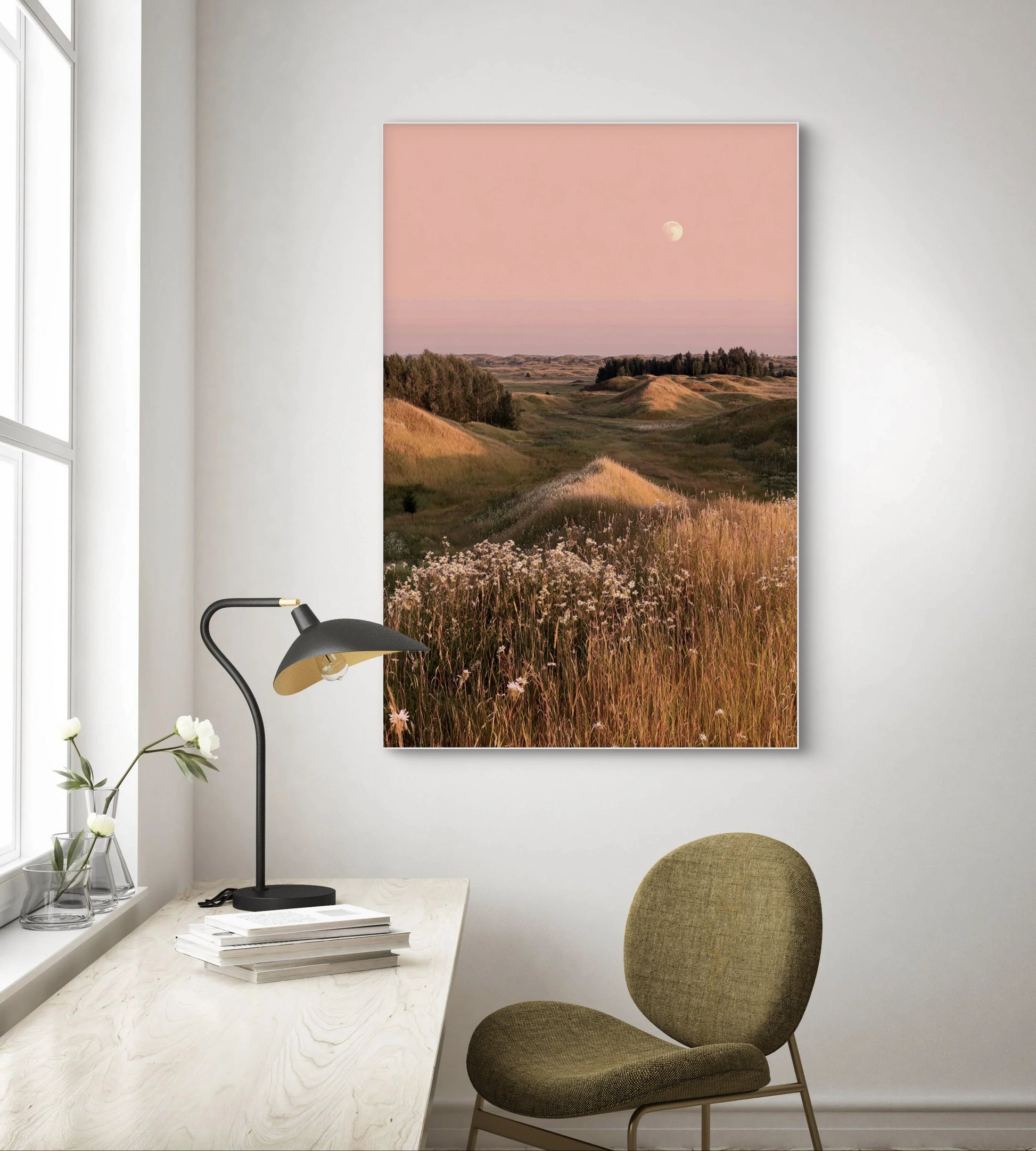 Fotokunstwerk van roze avondlucht en glooiende heuvels boven een bureau met olijfgroene stoel
