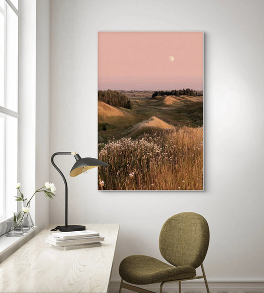 Fotokunstwerk van roze avondlucht en glooiende heuvels boven een bureau met olijfgroene stoel
