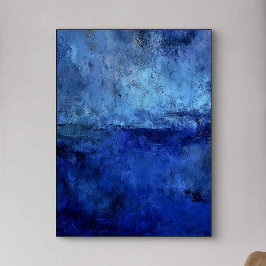 Detail van abstract schilderij met diepe blauwtinten en textuurvolle lagen
