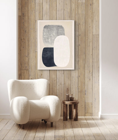 Abstract kunstwerk met drie vormen aan houten wand in warm modern interieur