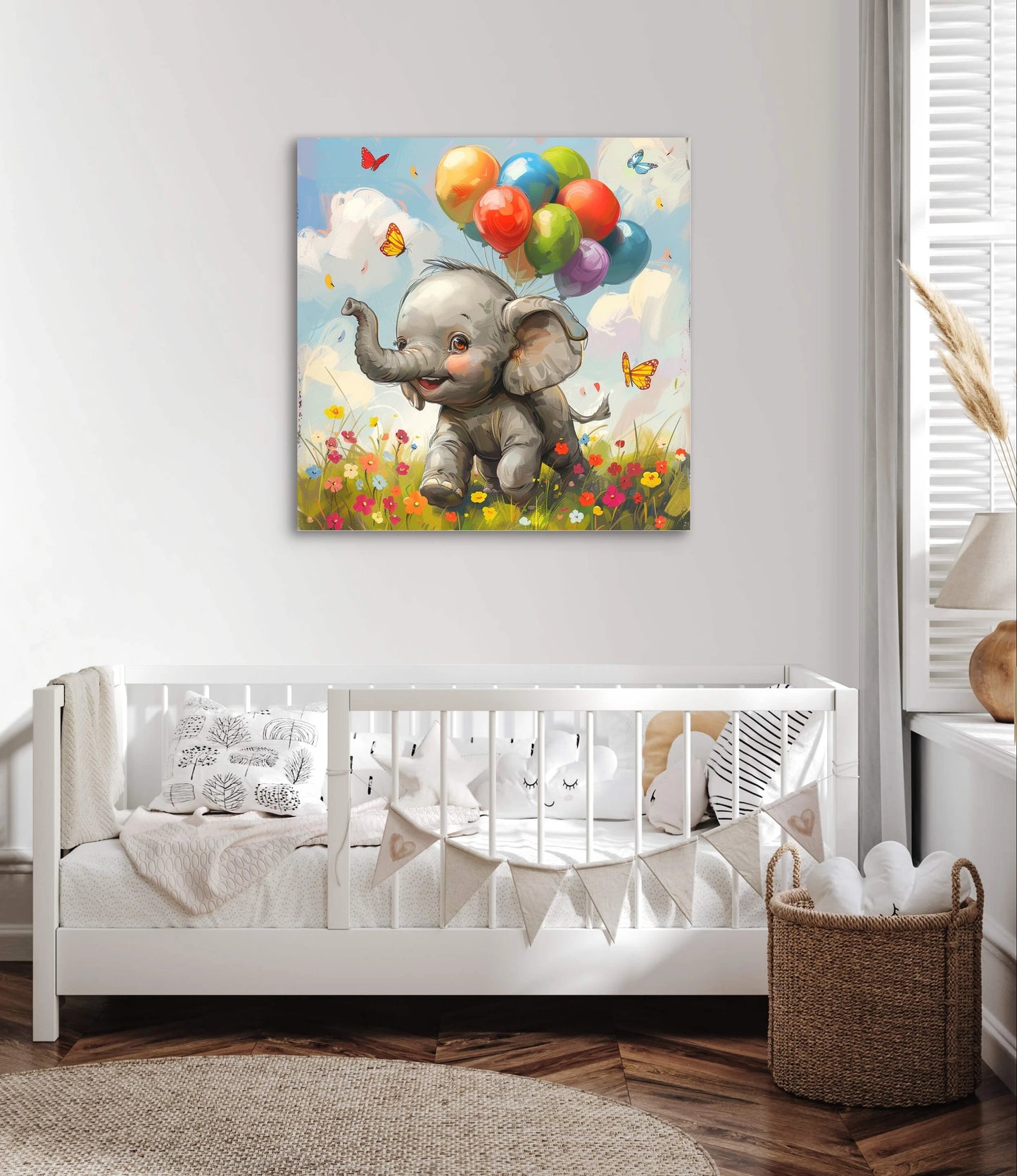 Detail van vrolijke olifant met gekleurde ballonnen, vlinders en bloemen onder een blauwe lucht
