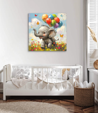 Detail van vrolijke olifant met gekleurde ballonnen, vlinders en bloemen onder een blauwe lucht
