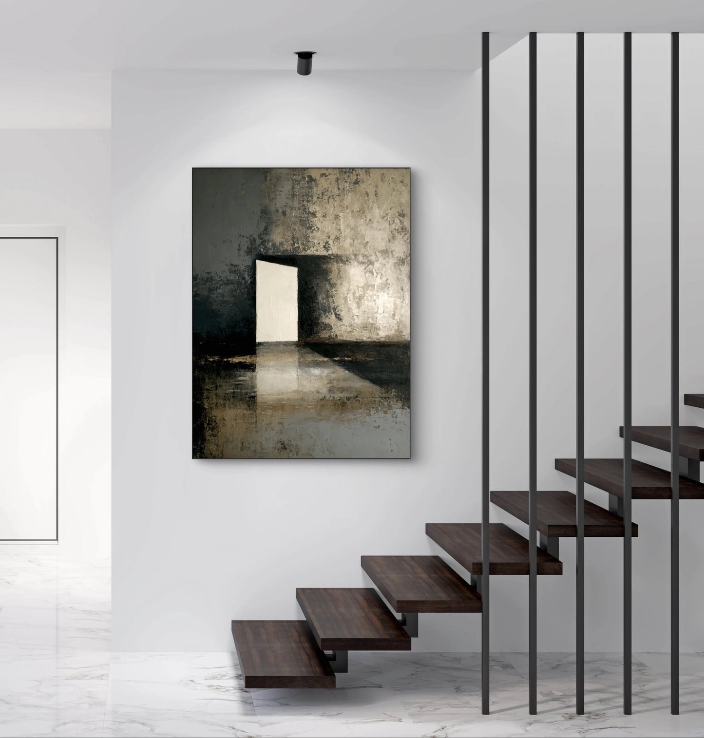 Abstract kunstwerk in beige en grijstinten boven trap in moderne hal met marmeren vloer
