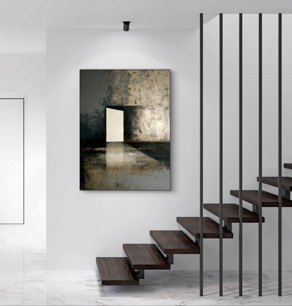 Abstract kunstwerk in beige en grijstinten boven trap in moderne hal met marmeren vloer
