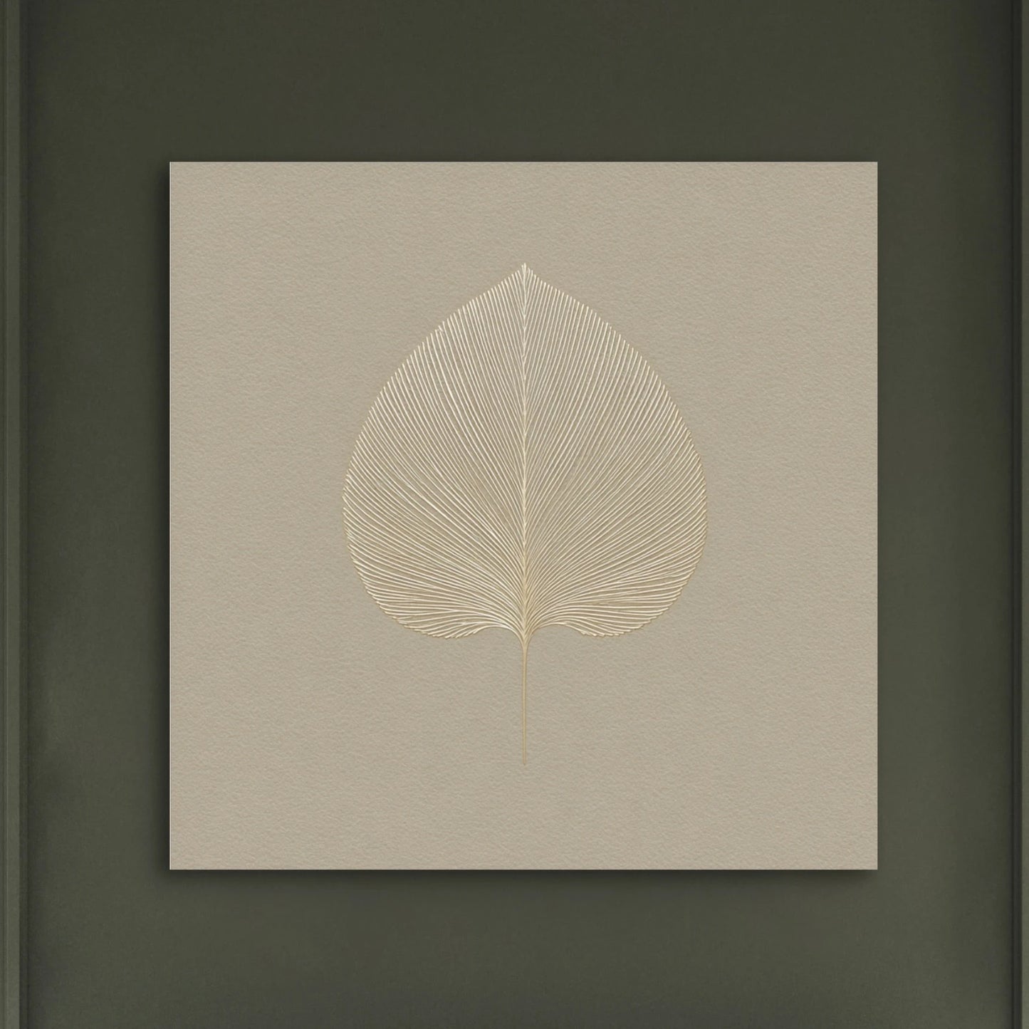 Detail van Bladstilte met fijne gouden lijnen in de vorm van een blad op een beige achtergrond.
