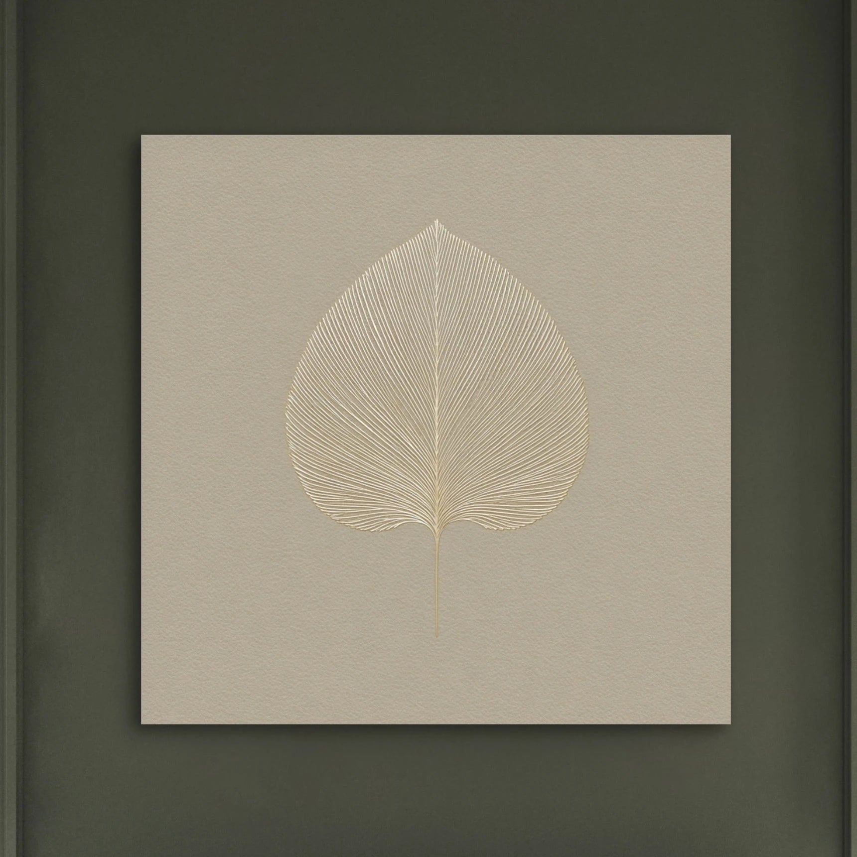 Detail van Bladstilte met fijne gouden lijnen in de vorm van een blad op een beige achtergrond.
