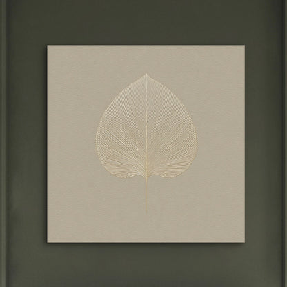 Detail van Bladstilte met fijne gouden lijnen in de vorm van een blad op een beige achtergrond.
