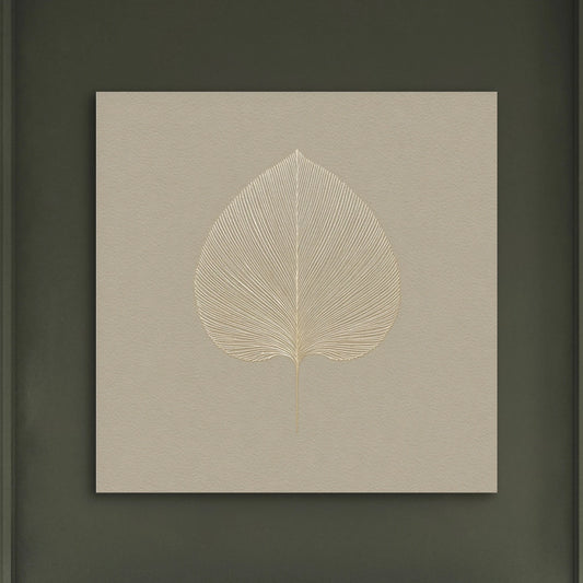 Detail van Bladstilte met fijne gouden lijnen in de vorm van een blad op een beige achtergrond.
