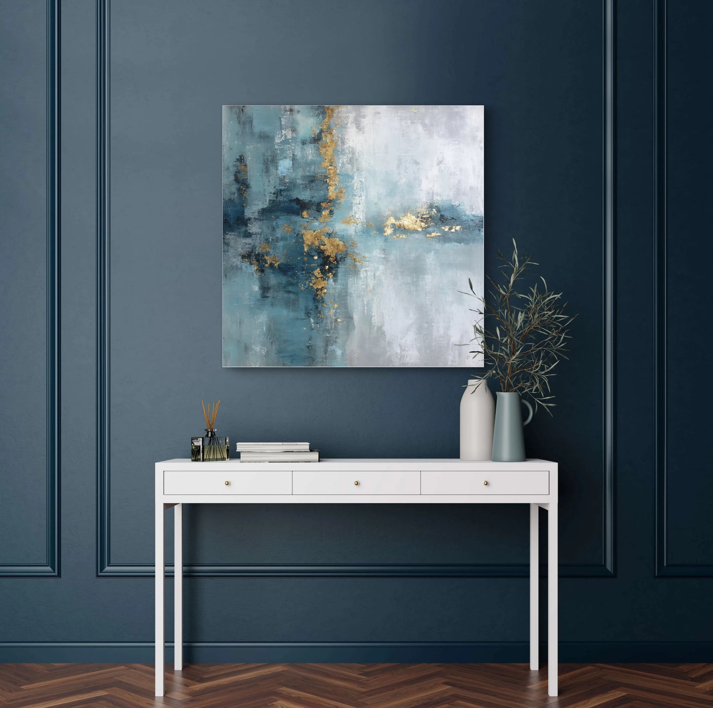 Abstract kunstwerk in blauw, grijs en goud tinten boven witte tafel tegen donkerblauwe muur
