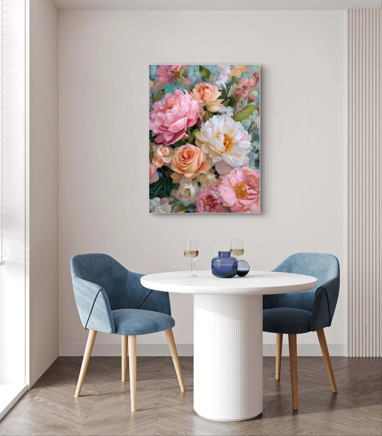 Mock-up van kunstwerk Bloei van Zomer aan de muur boven ronde tafel met blauwe stoelen 
