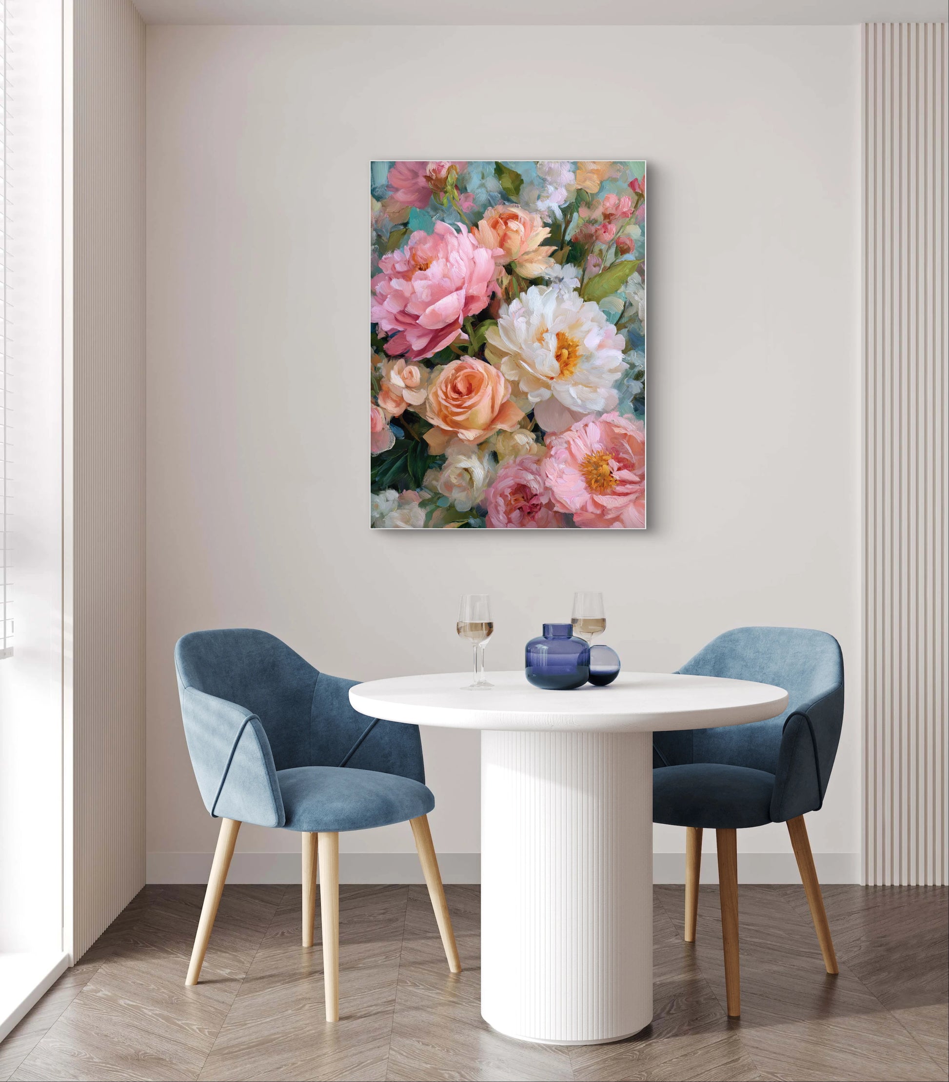 Mock-up van kunstwerk Bloei van Zomer aan de muur boven ronde tafel met blauwe stoelen 
