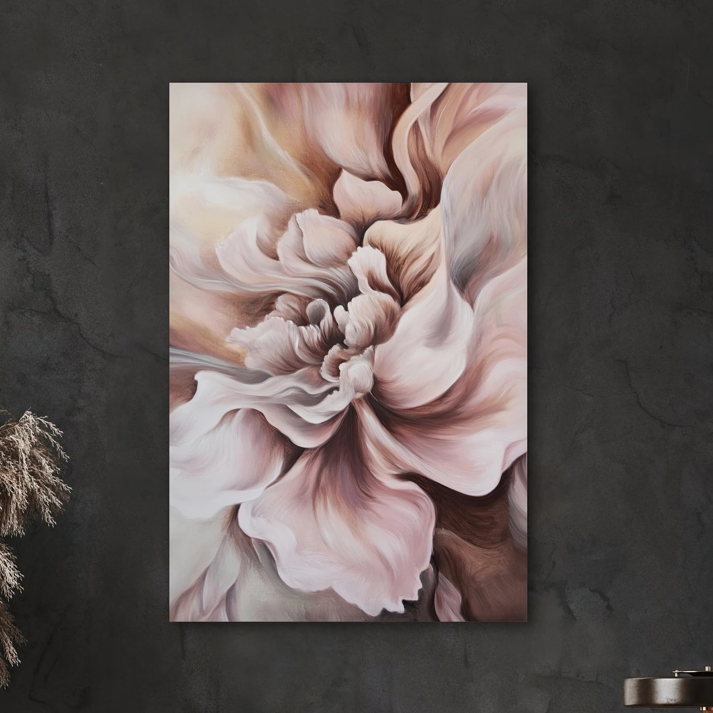 Detail van een bloemvormig kunstwerk in zachte crème- en rozige tinten op textiel
