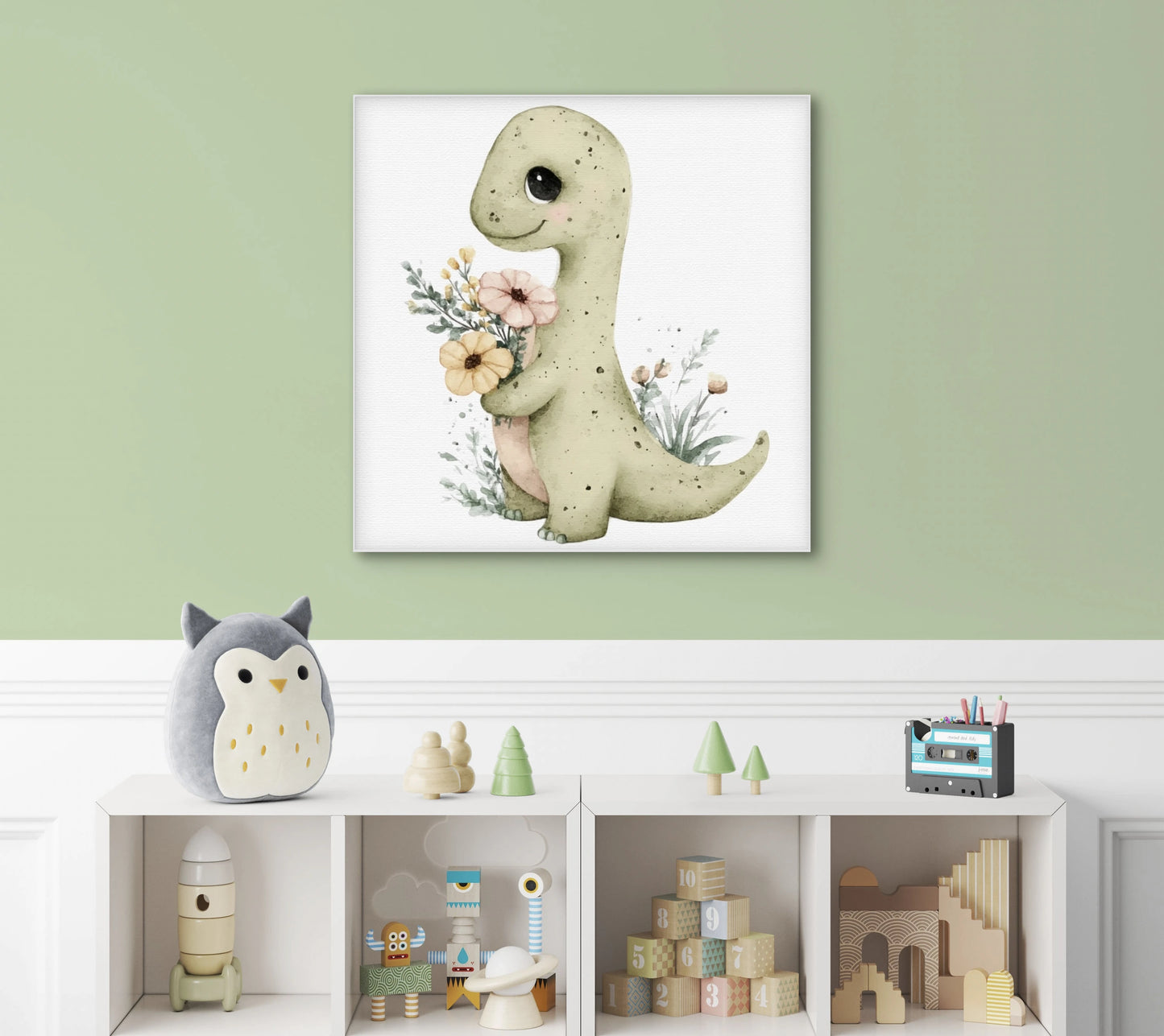Kunstwerk van schattige dinosaurus met bloemen aan een mintgroene muur in kinderkamer met speelgoed en opbergkast
