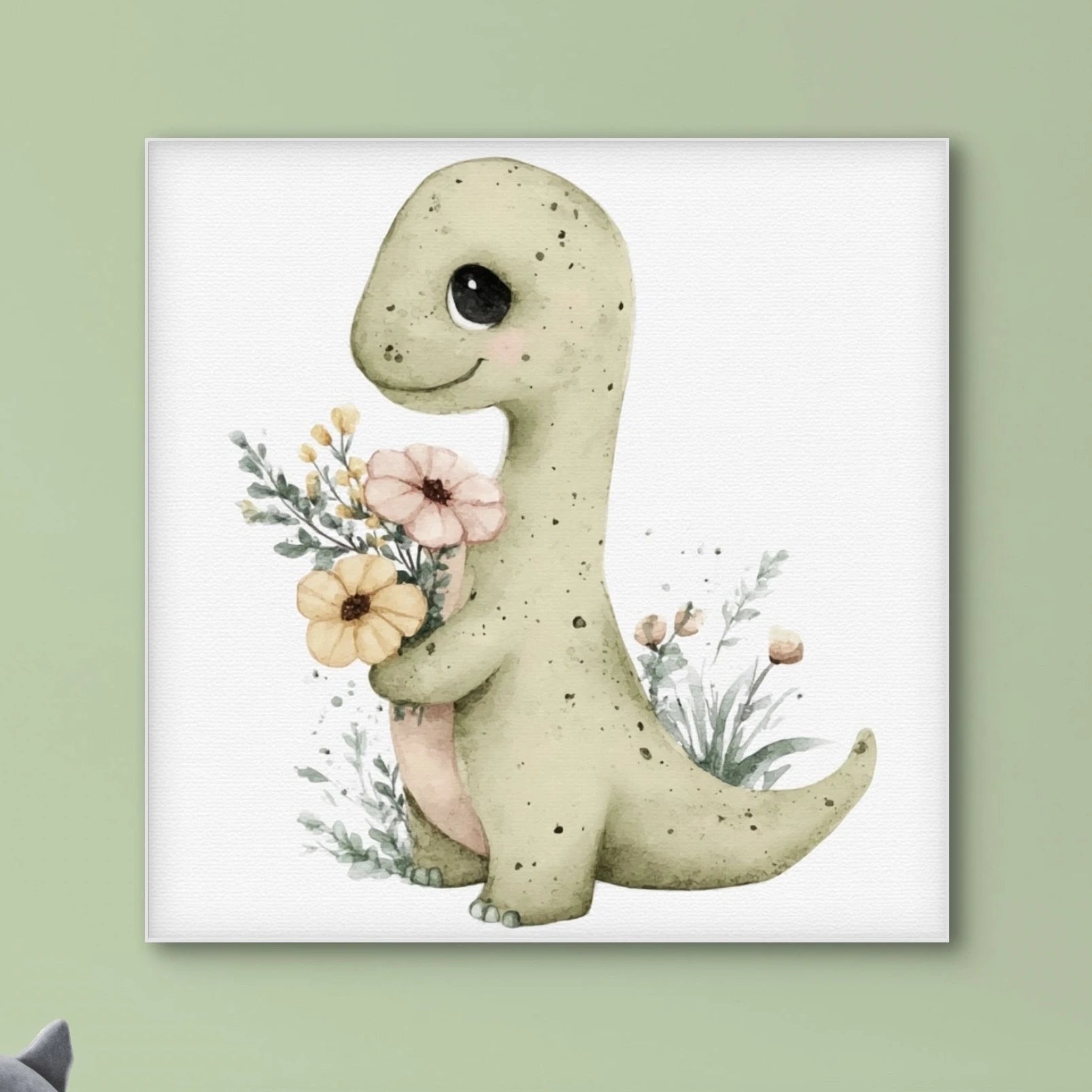 Detail van een groene dinosaurus met grote ogen die een pastel boeket bloemen vasthoudt op een witte achtergrond
